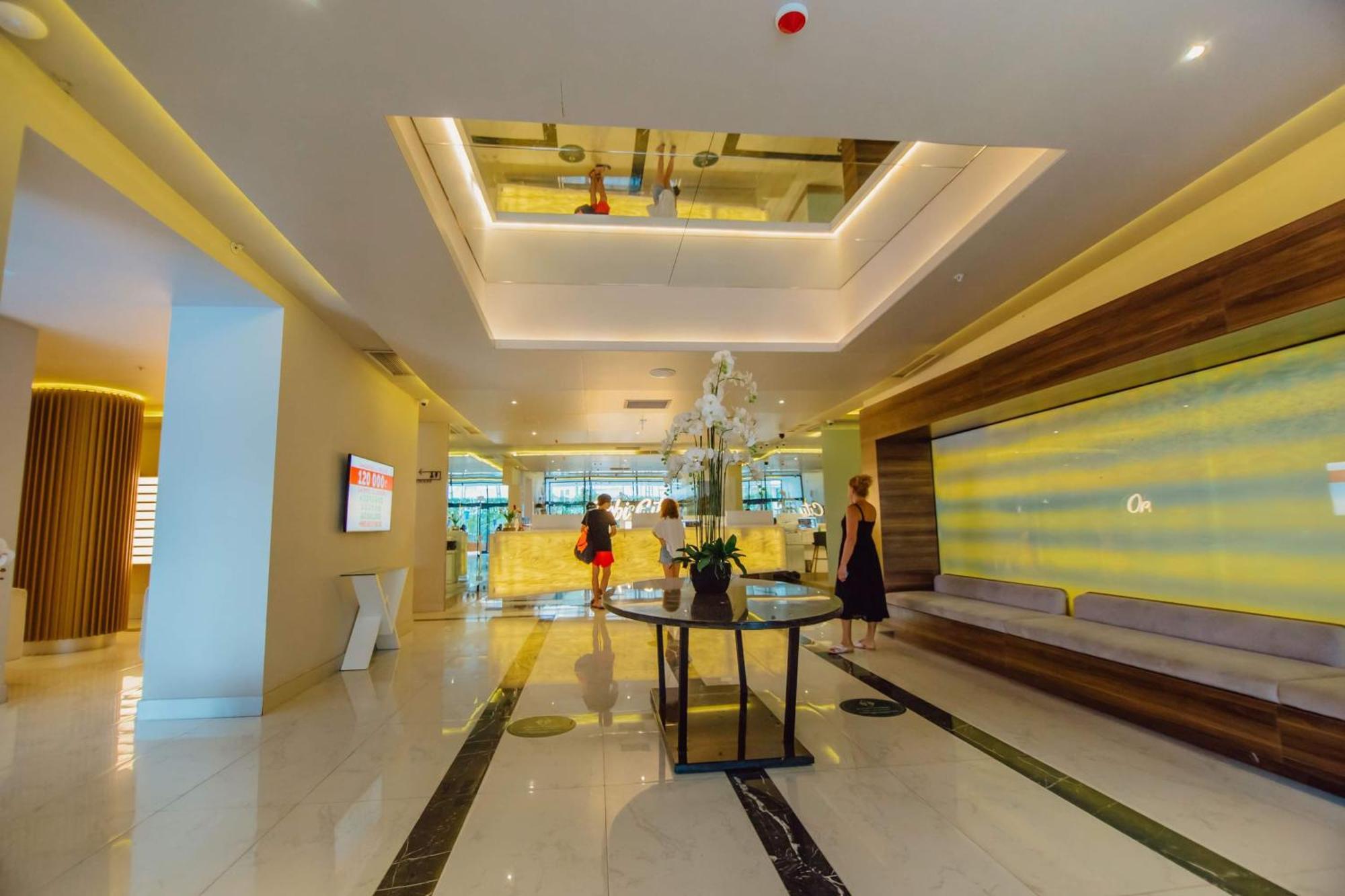 Orbi City Center Sea View Aparthotel Batumi Exterior photo