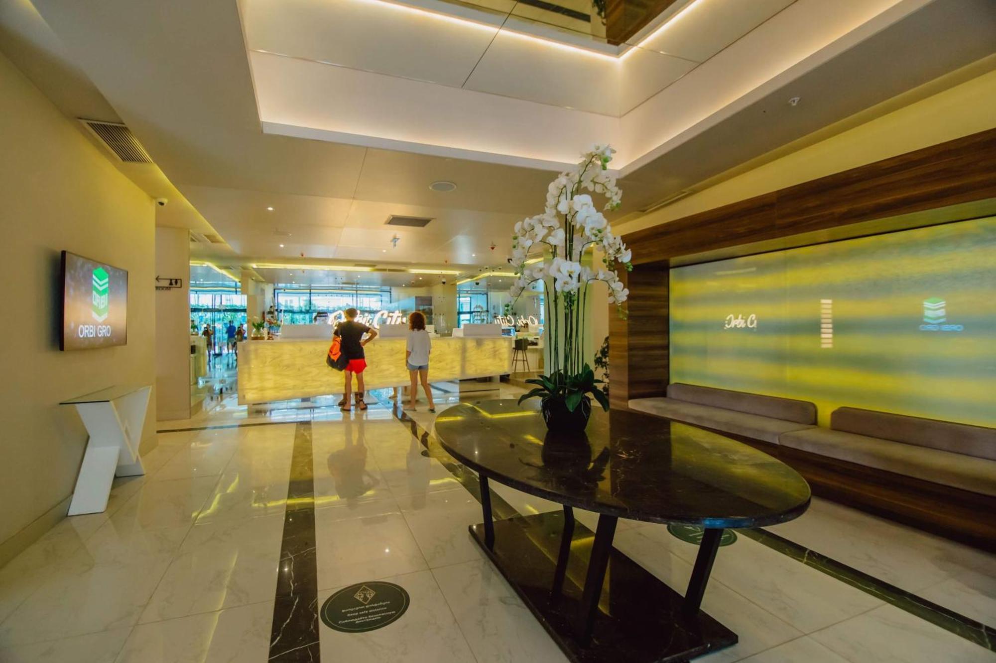 Orbi City Center Sea View Aparthotel Batumi Exterior photo